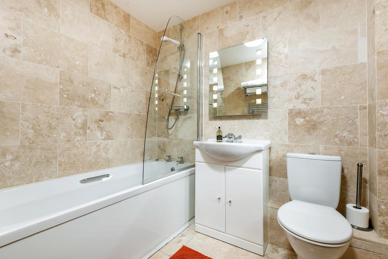 Kidwelly Farmhouse B&B Bagian luar foto