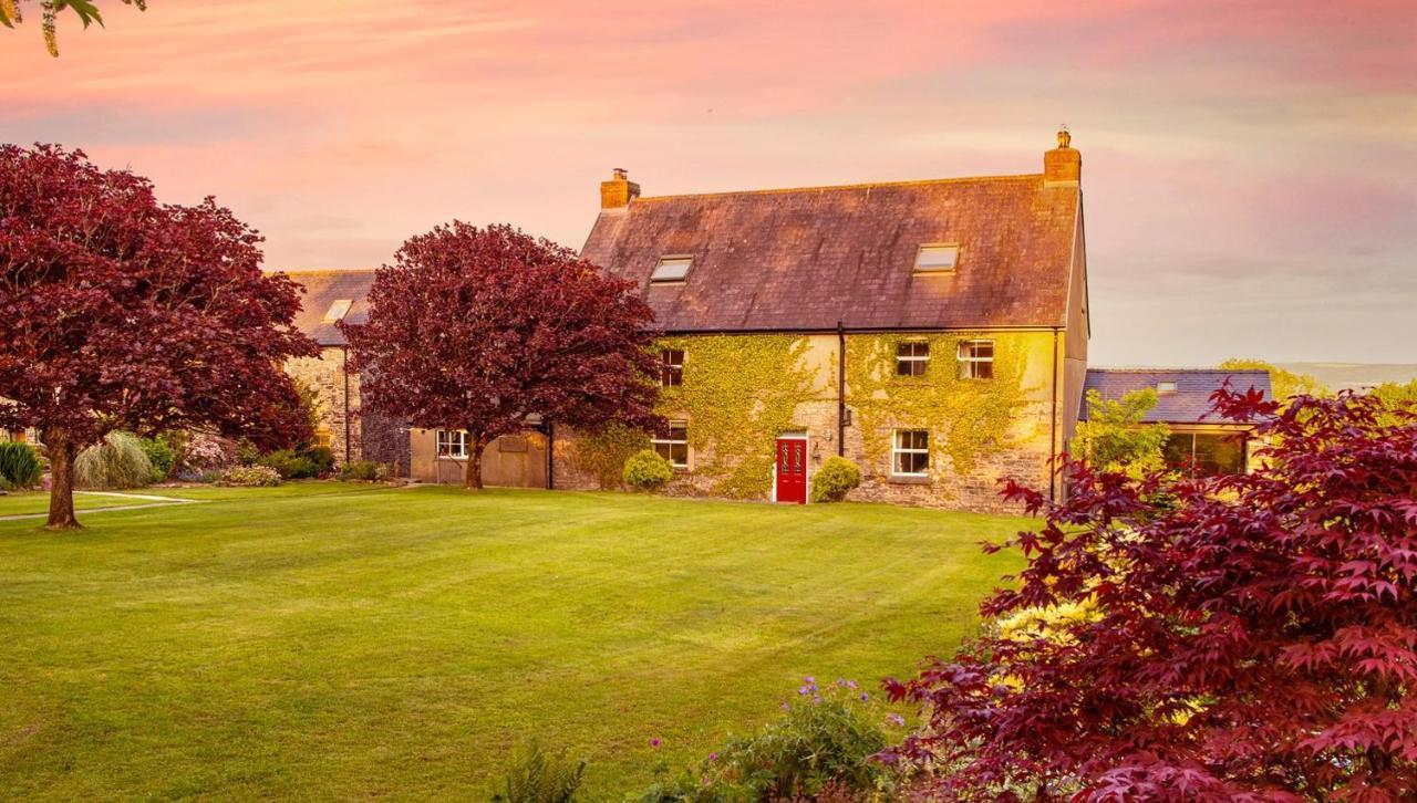 Kidwelly Farmhouse B&B Bagian luar foto