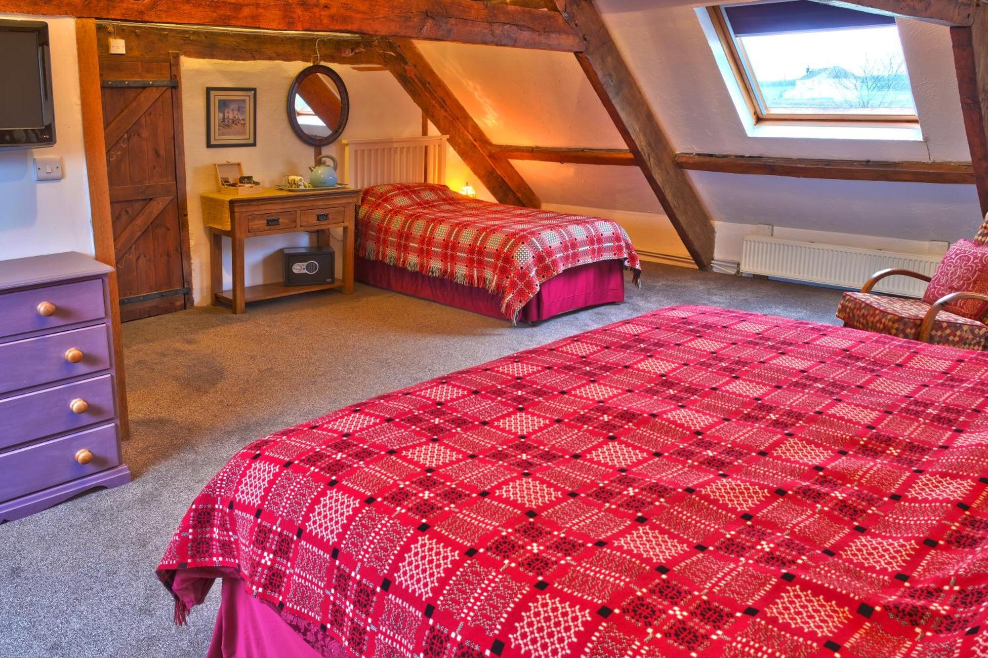 Kidwelly Farmhouse B&B Bagian luar foto
