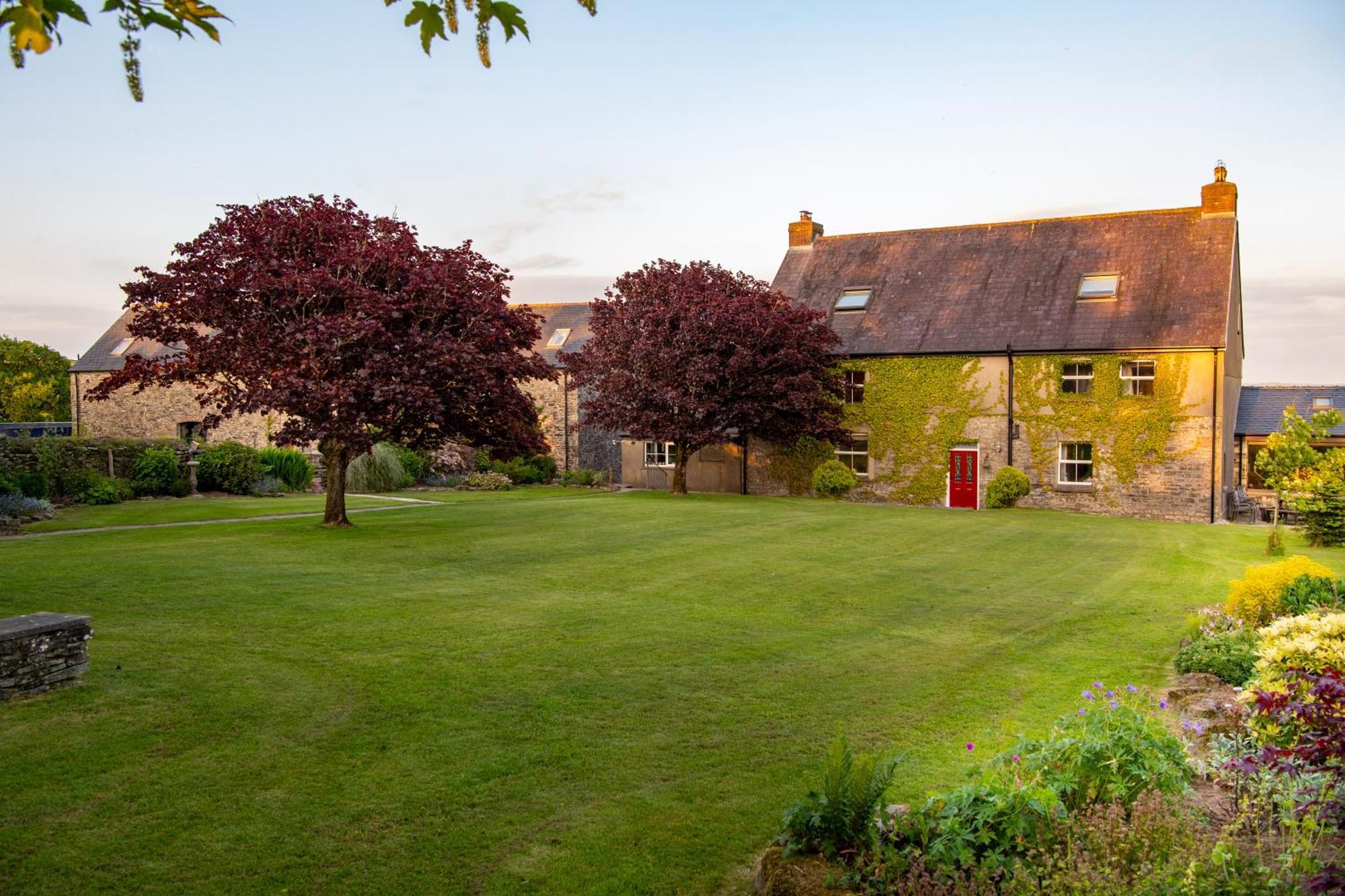 Kidwelly Farmhouse B&B Bagian luar foto