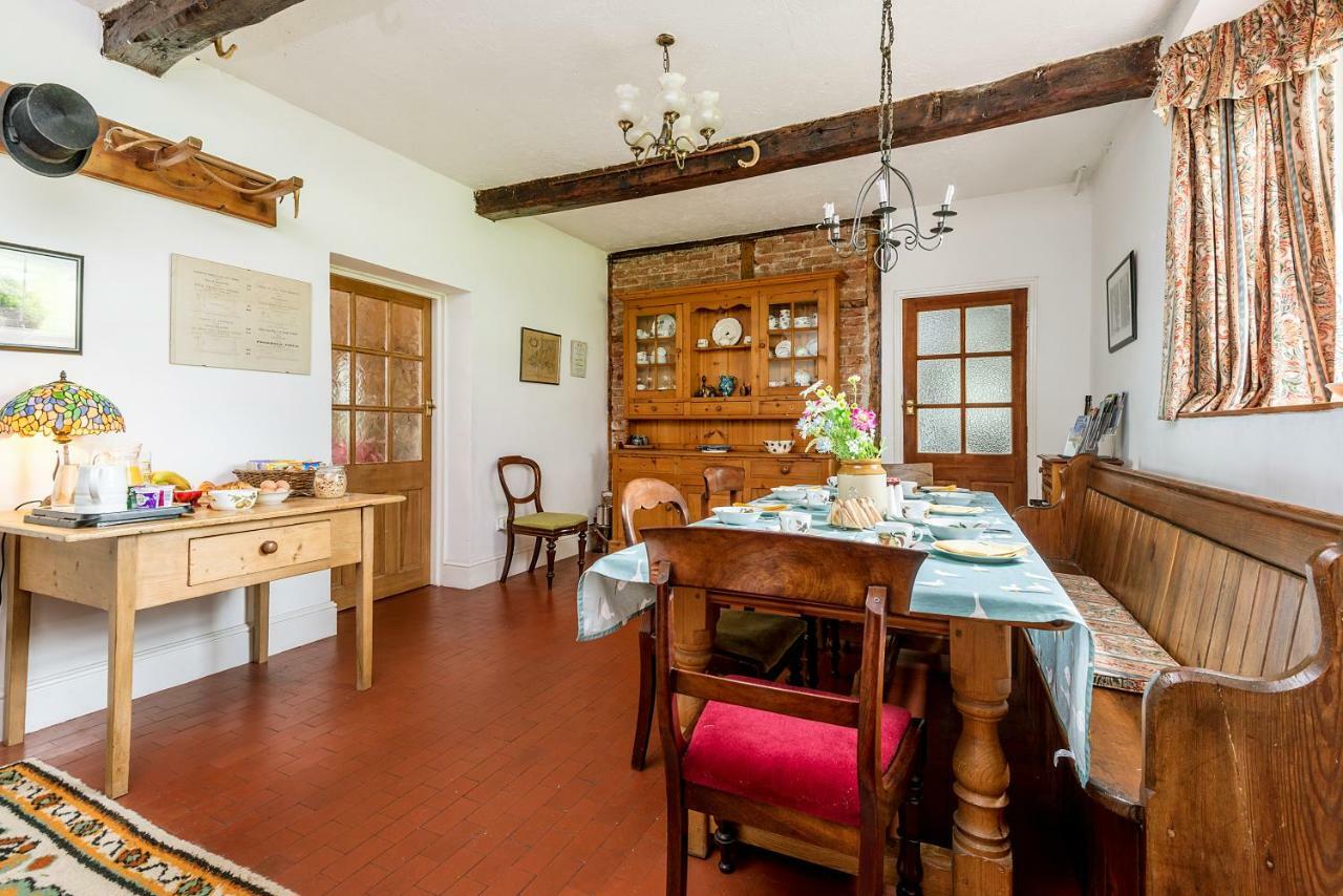 Kidwelly Farmhouse B&B Bagian luar foto